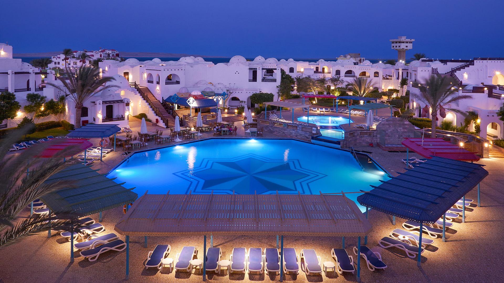 Luxe zwembad met hotel eromheen